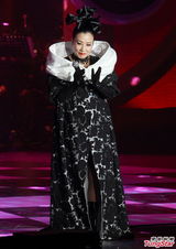 组图：汪明荃香港开唱 造型多变火辣优雅