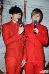 组图：林俊杰与阿信合拍MV 红色西服抢镜十足