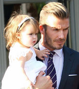 组图：维多利亚携女外出 小贝显露父爱