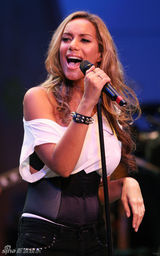 幻灯：丽安娜-刘易斯BBC一展豪嗓 露肩开衫尤显可爱