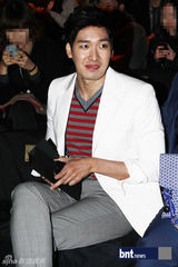 组图：具俊晔朴政珉等出席韩国首尔时装秀