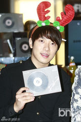 组图：FTISLAND圣诞造型出席新专辑签名会