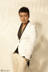 组图：曹炳琨时尚写真出炉 尽显魅力熟男风采