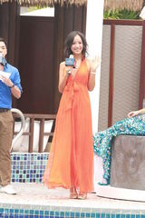 组图：任达华携名模助阵名表 穿潜水衣亮相秀身材