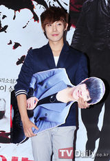 组图：MBLAQ李准现身捧场美国影片《乌鸦》