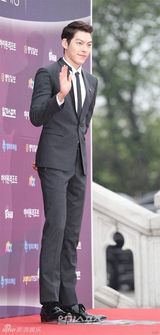 组图：百想红毯朴有天帅气 女星主打黑裙秀性感