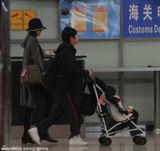 组图：林志颖娇妻携子现身 Kimi黑脸闷闷不乐