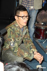 组图：余文乐台北探班张震岳 遭媒体围堵喊冤