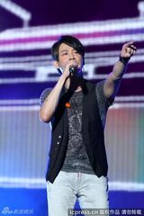 组图：谢霆锋献唱演唱会 蔡依林露胸垫上下走光