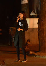 组图：周冬雨深夜外出吃饭 路边等车玩手机卖萌