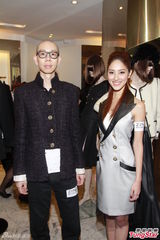 组图：文咏珊红黑装性感 与绯闻男友滴汗合照