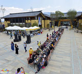 组图：胡军李亚鹏现身COART现场卖萌合照