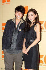 Angelababy称黄晓明为家人 妩媚合影何润东(图)