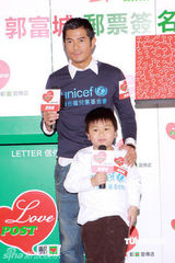 幻灯：郭富城忙筹款不谈熊黛林 遇见童星父爱泛滥