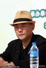 组图：周立波携妻子昆明做慈善 暂时未有收徒打算