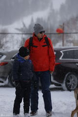 组图：《爸爸》雪乡抢先看 萌娃玩雪脸蛋红扑扑