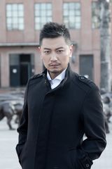 组图：张洪睿黑帮经典造型 尽显优雅熟男风范