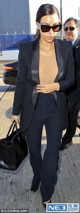 组图：卡戴珊肉色衣打底似没穿 老公贴心拎大包