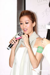 幻灯图：古天乐喜爱性感美唇 谢婷婷不知嫂子已出院