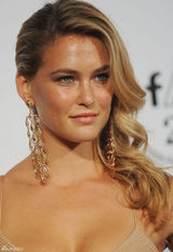 高清图：芭儿-拉法莉吊带礼服亮相米兰时装周