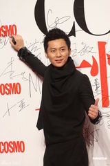 组图：张柏芝现身女性盛典 调侃康永耳套抄袭爱子