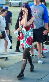 组图：凯蒂佩里花裙紫发亮相 烟不离手似太妹