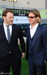 组图：《点球成金》首映 布拉德-皮特西装亮相