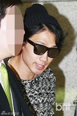 组图：Rain结束新加坡公演返韩 甜笑现身机场