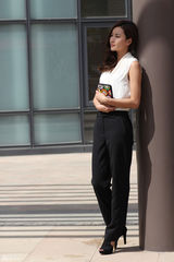 组图：韩雨芹街拍黑白配秀出时尚自我