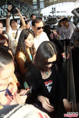 组图：郑少秋遇疯狂女粉丝 太太面露不悦
