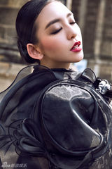 组图：曹阳拍华丽写真 优雅展现古典风情