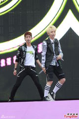 组图：香港巨蛋音乐节f(x)领衔冒台风献歌舞