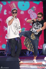 组图：严爵挑战唱跳险破音 林俊杰压轴热舞