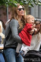 组图：吉赛尔-邦辰抱爱女出街 小美女红裙抢镜