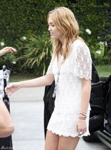 高清组图：麦莉-赛勒斯夏日装扮 超短裙配短靴