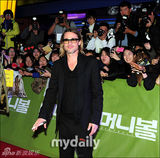 组图：布莱德皮特亮相《点球成金》韩国红地毯