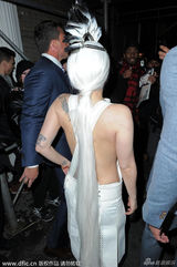 组图：LadyGaga复古镂空裙现身 羽毛发箍秀美背