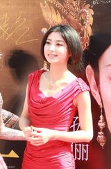 组图：斓曦魅惑红裙上海助阵《甄嬛传》宣传