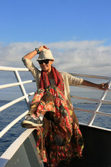 管虎梁静乘快艇赏海豹 享受悠长假期