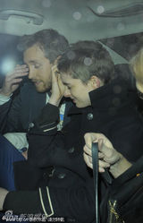 组图：安妮-海瑟薇剪超短发型 夜店被拍尴尬挠头