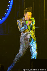 组图：陈奕迅成都开唱 “E神”一秒变印钞机