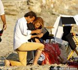 组图：莱弗利海滩漫步清凉秀美腿 蝴蝶纹身性感曝光