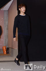 组图：CNBLUE李正信姜敏赫等亲临首尔时装周