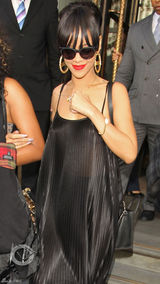 组图：蕾哈娜吊带裙现身英国激情献唱