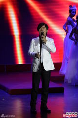 组图：90后嫩模歪歪热舞激情扭动 大秀事业线