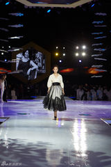 组图：众星冬夜闪耀时尚大典 倪妮甜美梁静霸气