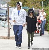 组图：艾薇儿和男友逛食品店 情侣款造型默契