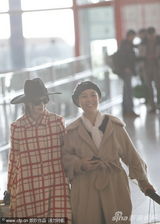 组图：范冰冰赴巴黎母亲送行 穿潮衣拿男包霸气外露