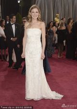 组图：最佳改编剧本提名露西白色抹胸长裙亮相