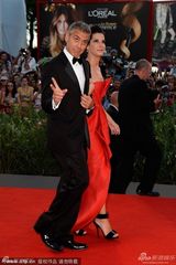 组图：《地心引力》桑德拉性感红裙亮相威尼斯